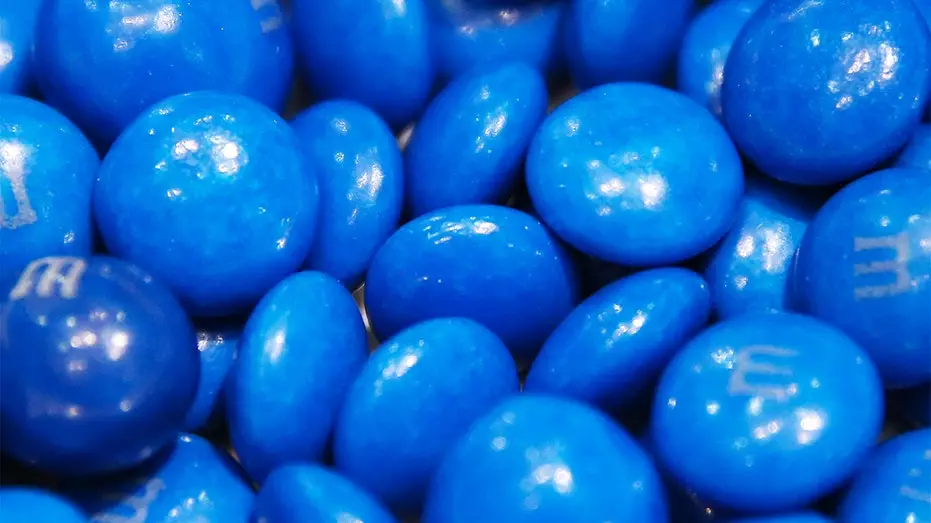 Компания M&M's анонсировала запуск в августе конфет без красителей, в которых не будет двух цветов.