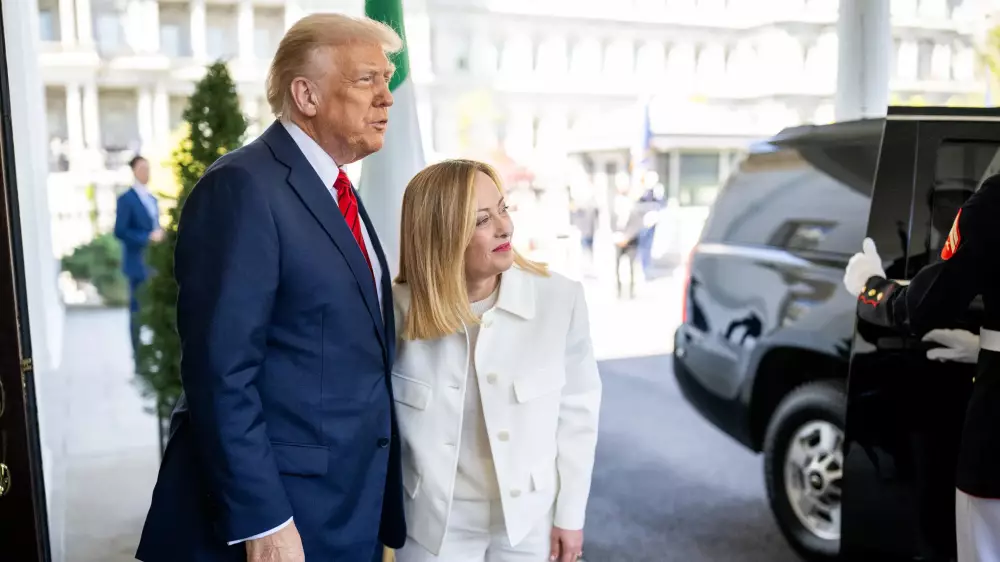 Трамп заявил, что премьер Италии “умоляла“ его об общем фото. Мелони ответила ему