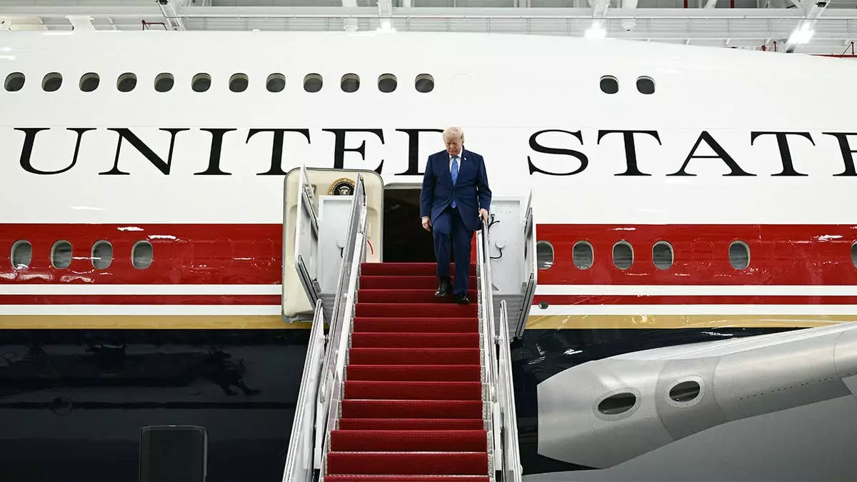 Новый самолет Air Force One поднялся в небо, когда Трамп представил обновленное президентское воздушное судно.
