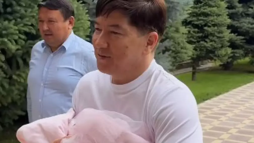 "Маңдайыңа әдемі тағдыр жазсын!". Сәкен Майғазиев жақында дүниеге келген немересіне қатысты қуанышты жаңалығын бөлісті