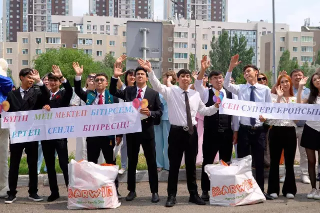 Түлектер мектеп бітіру кешін мерекелеудің орнына қайырымдылық жасады