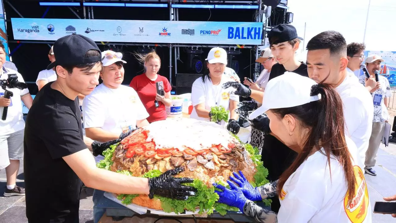 Balkhash Tour Fest: огромный казыбургер вошел в Книгу рекордов Казахстана