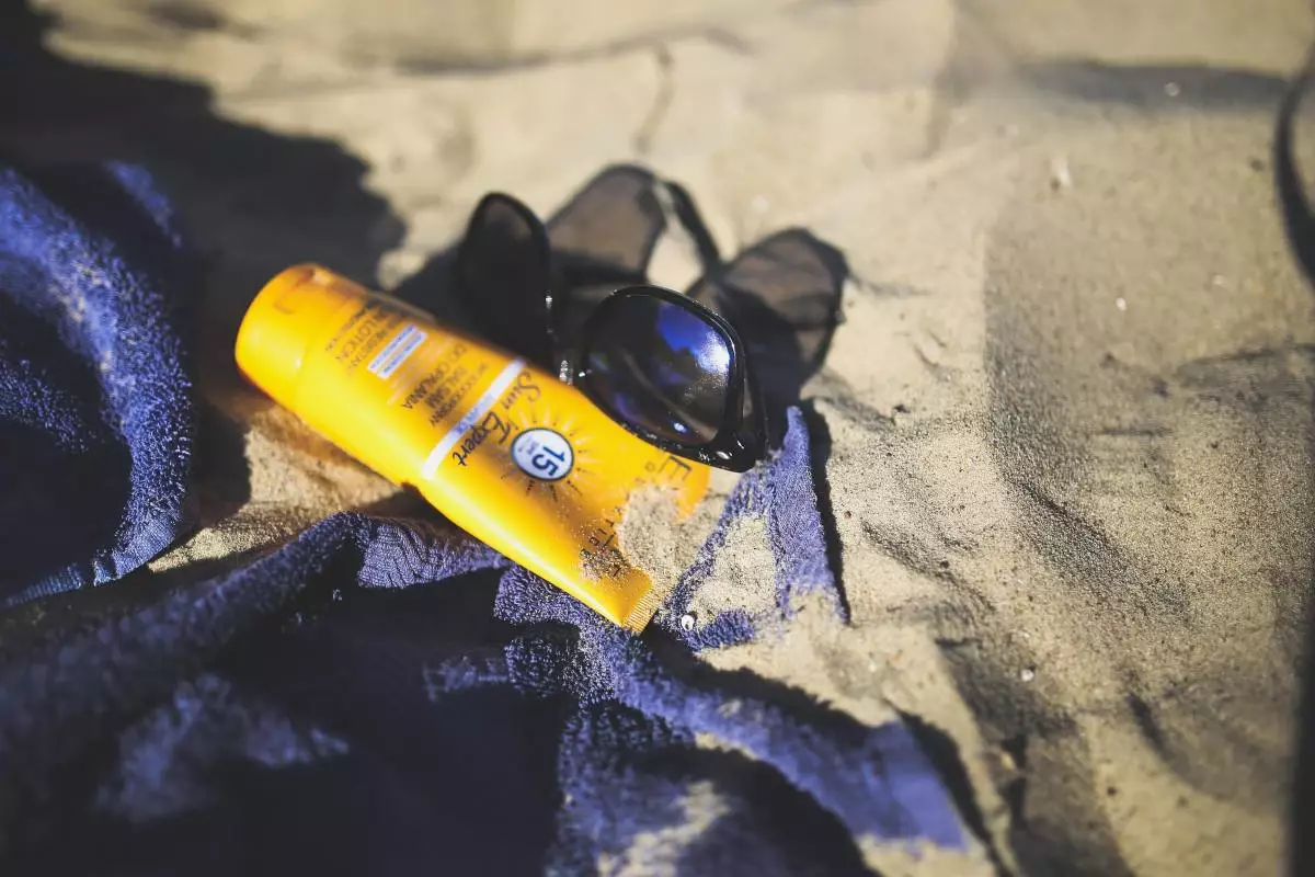 SPF кремдері зиян ба, әлде күнге күйген қауіпті ме: Онколог көпшілікті алаңдатқан сұраққа жауап берді