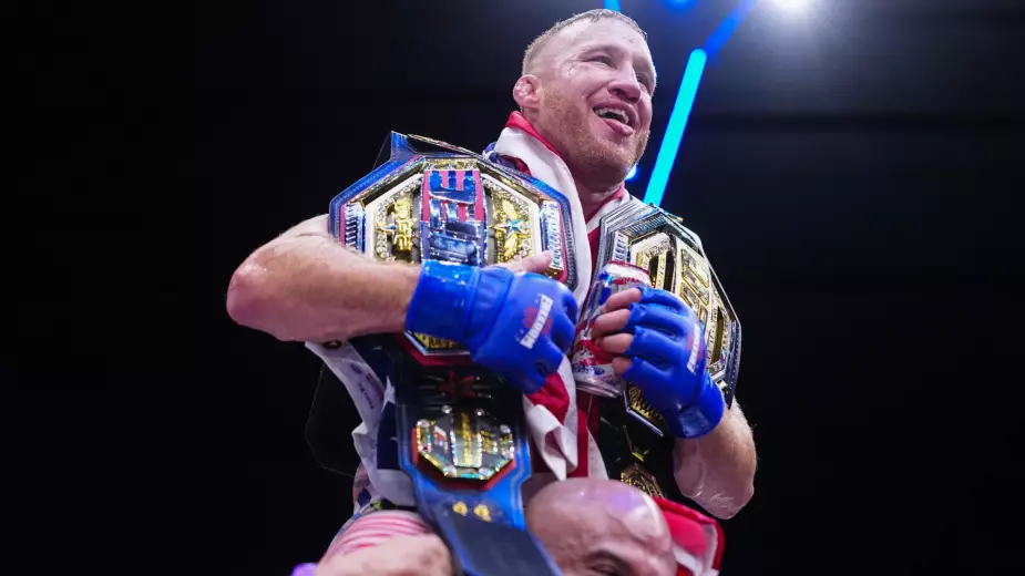 Чемпион UFC и 17 бонусов за 16 боев. Кто он?  