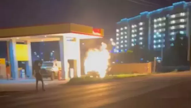 Три человека погибли в результате возгорания автомобиля в казахстанском Актобе — видео, опубликованное Caspian Post.