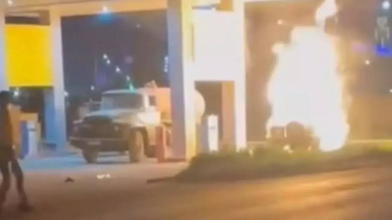 Автомобиль с людьми внутри вспыхнул на заправке в Казахстане, сообщает Zamin.uz.