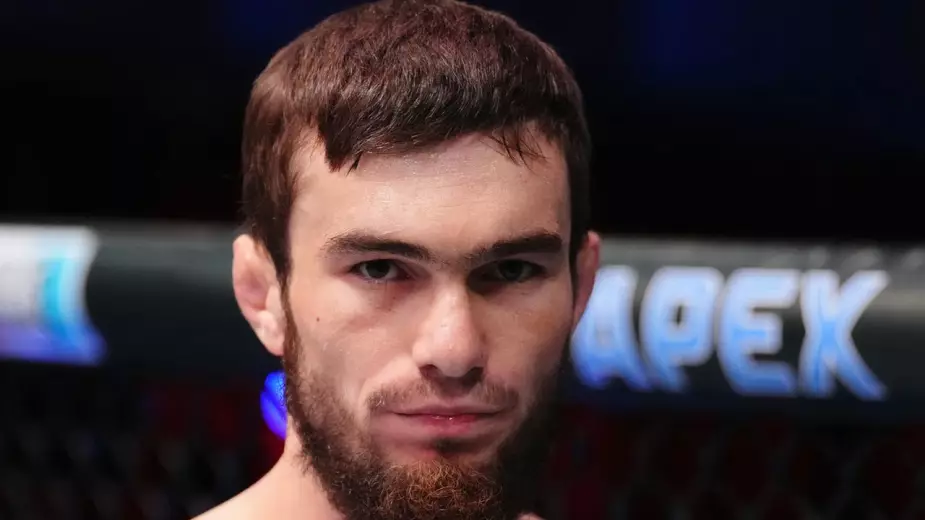 Непобежденный кыргызстанец дебютировал в UFC и оформил редкий финиш за минуту (Видео)