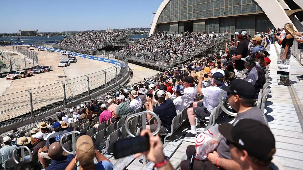 Фанат перепрыгнул через ограждение во время гонки NASCAR с красными флагами на военно-морской базе Коронадо в Сан-Диего, чтобы встретиться с гонщиком.