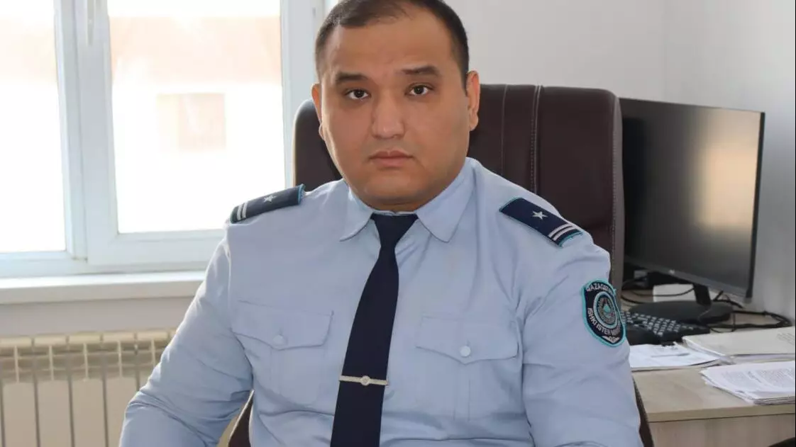 Спасший младенца из выгребной ямы полицейский рассказал о его судьбе