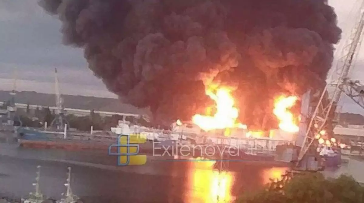 В оккупированной Керчи после ночной атаки горит нефтебаза, вспыхнул и порт "Кавказ"