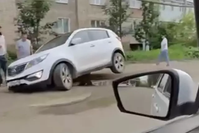 Шучинскіде жол жиегіндегі шұңқырға көлік түсіп кетті