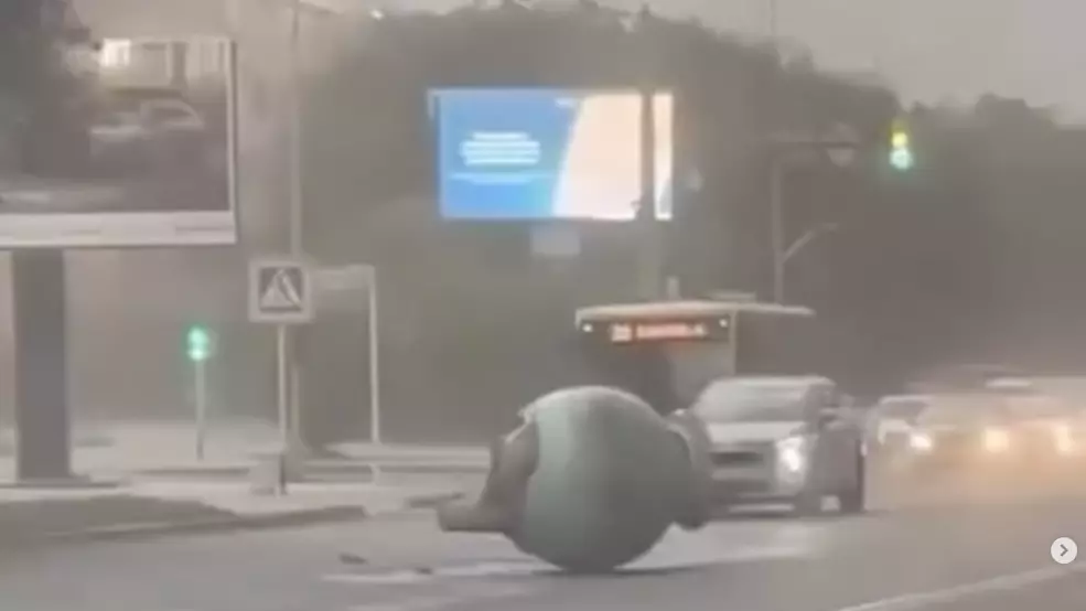 Стихия в Актобе: сильный ветер устроил хаос на улицах города