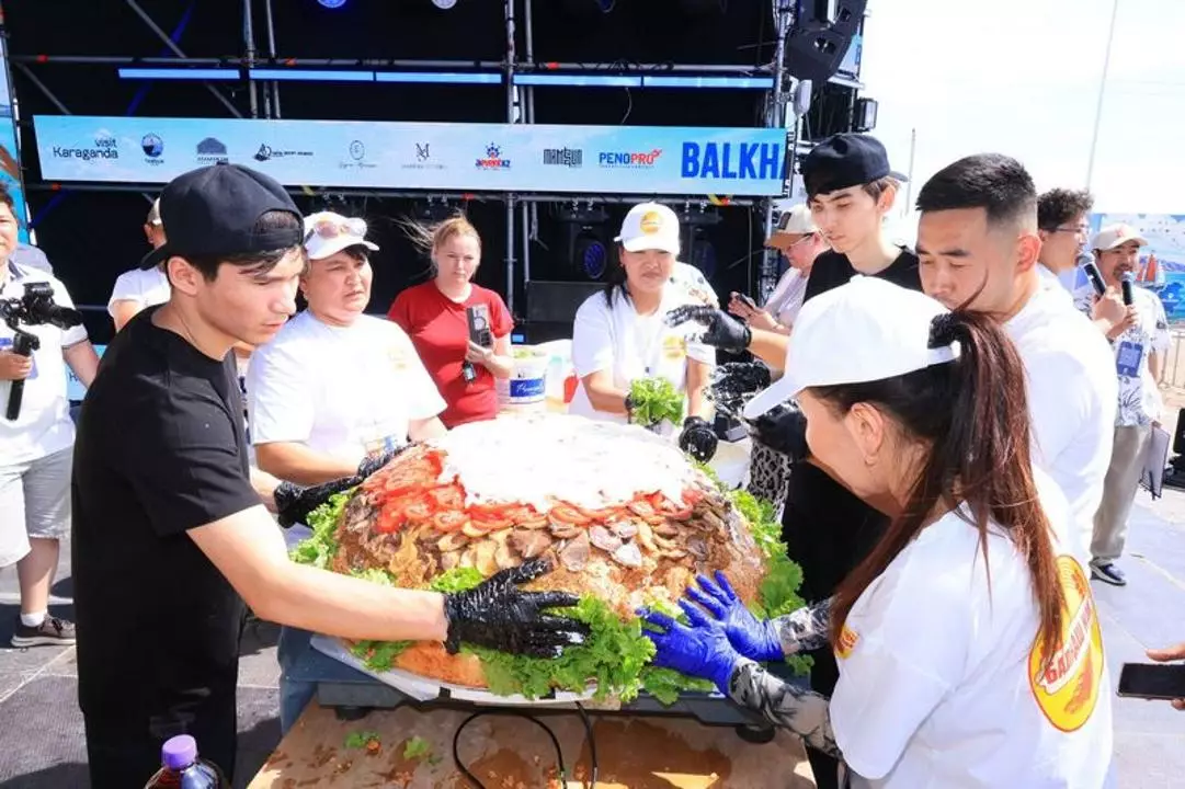 На Balkhash Tour Fest приготовили казыбургер весом 86,4 кг