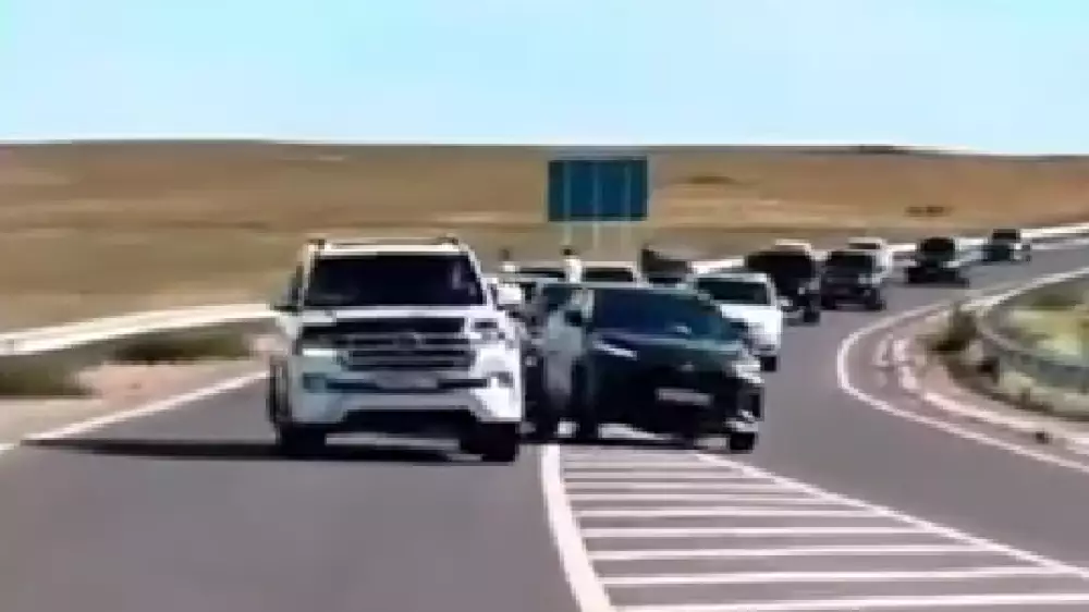 Опасные маневры выпускного кортежа попали на видео в Туркестанской области