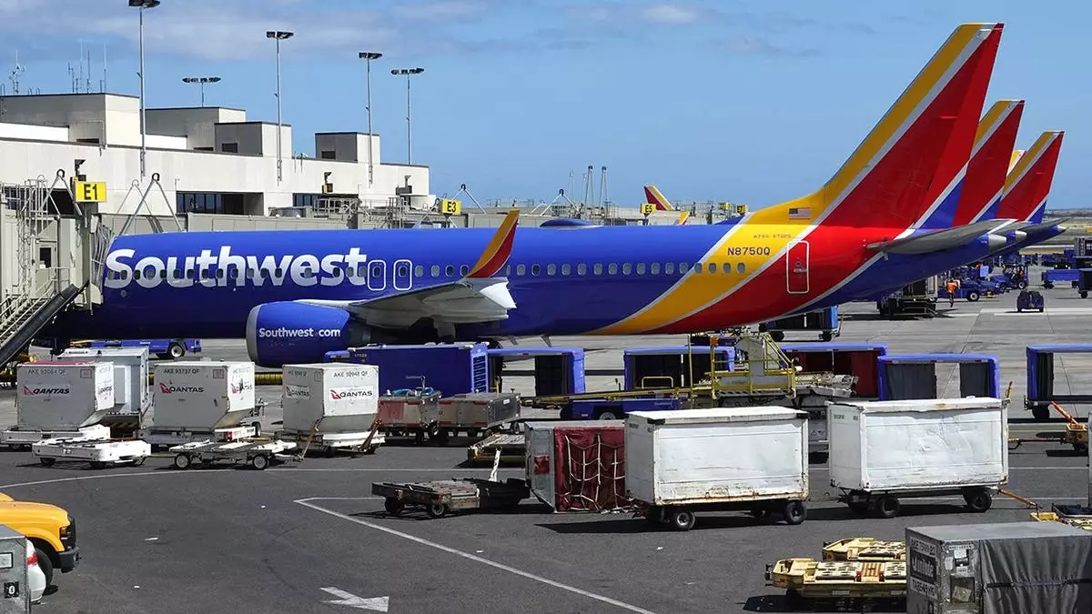 Самолет авиакомпании Southwest Airlines столкнулся с машиной наземного обслуживания в аэропорту Мемфиса.