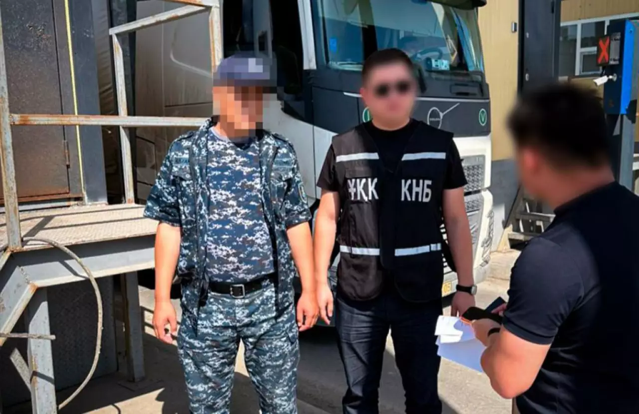 КНБ раскрыл преступную схему с большегрузами на границе Казахстана