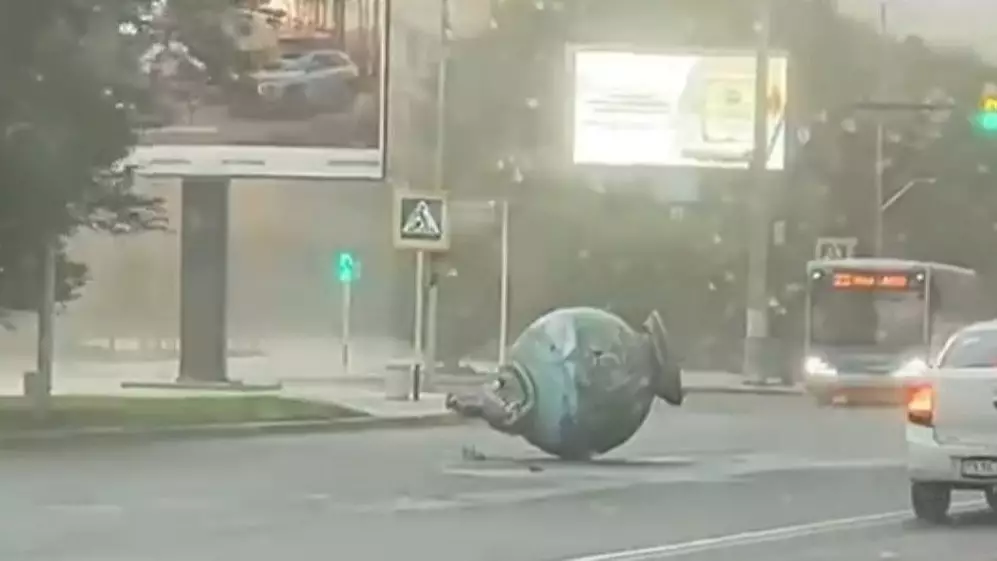  Ақтөбеде қатты жел ағаштарды құлатып, көліктерге зақым келтірді 