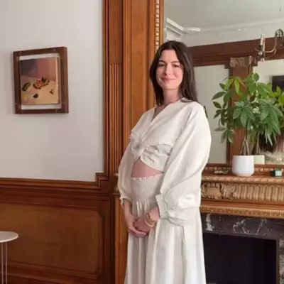 Энн Хэтэуэй поделилась новостью о третьей беременности