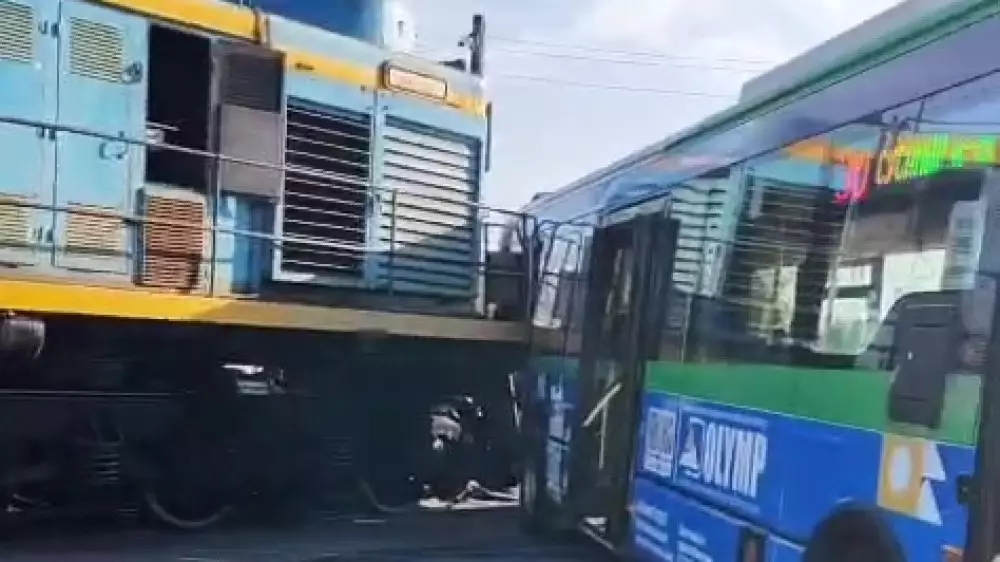 Автобус столкнулся с поездом в Астане