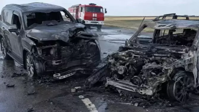 Огненное столкновение трех автомобилей унесло жизни пяти человек на трассе в Казахстане.