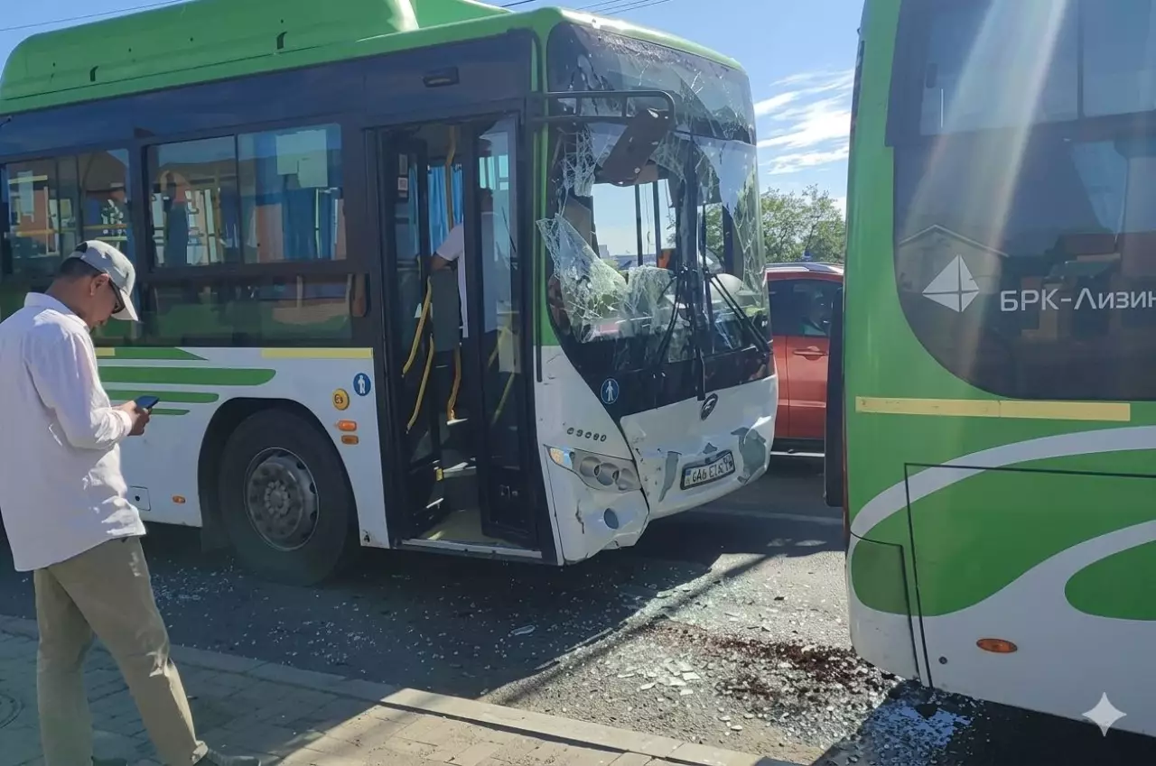 Столкновение автобусов в Атырау: шесть пассажиров в больнице⁠