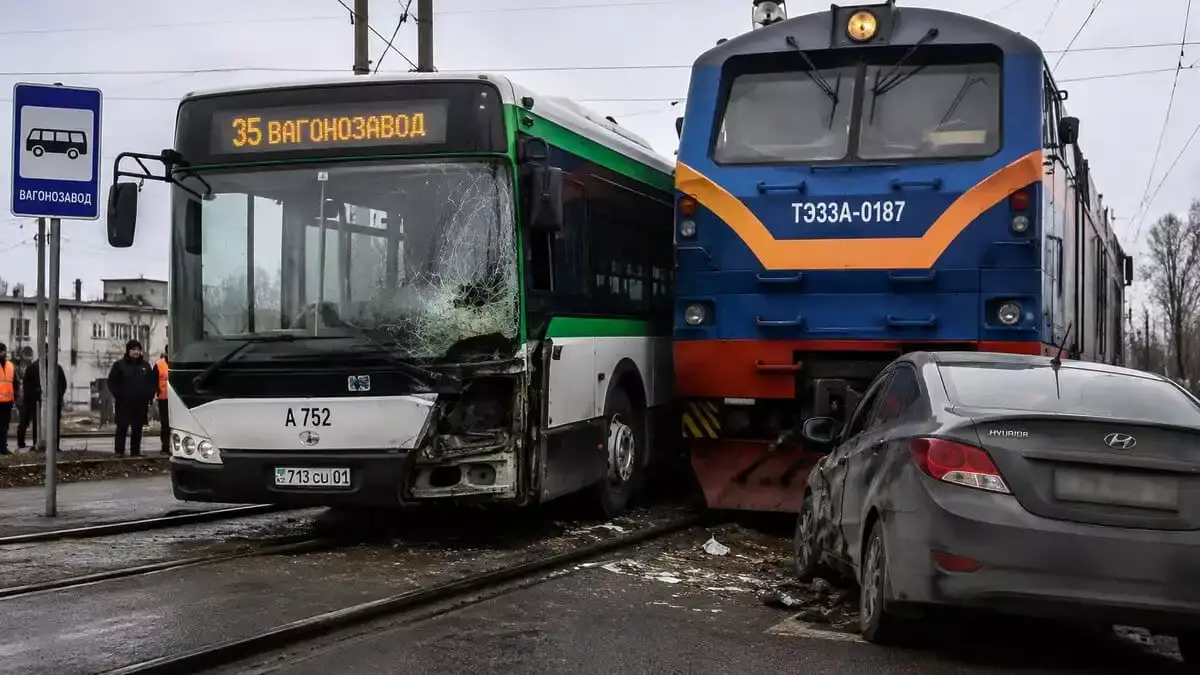 В Астане автобус столкнулся с поездом в районе Лесозавода