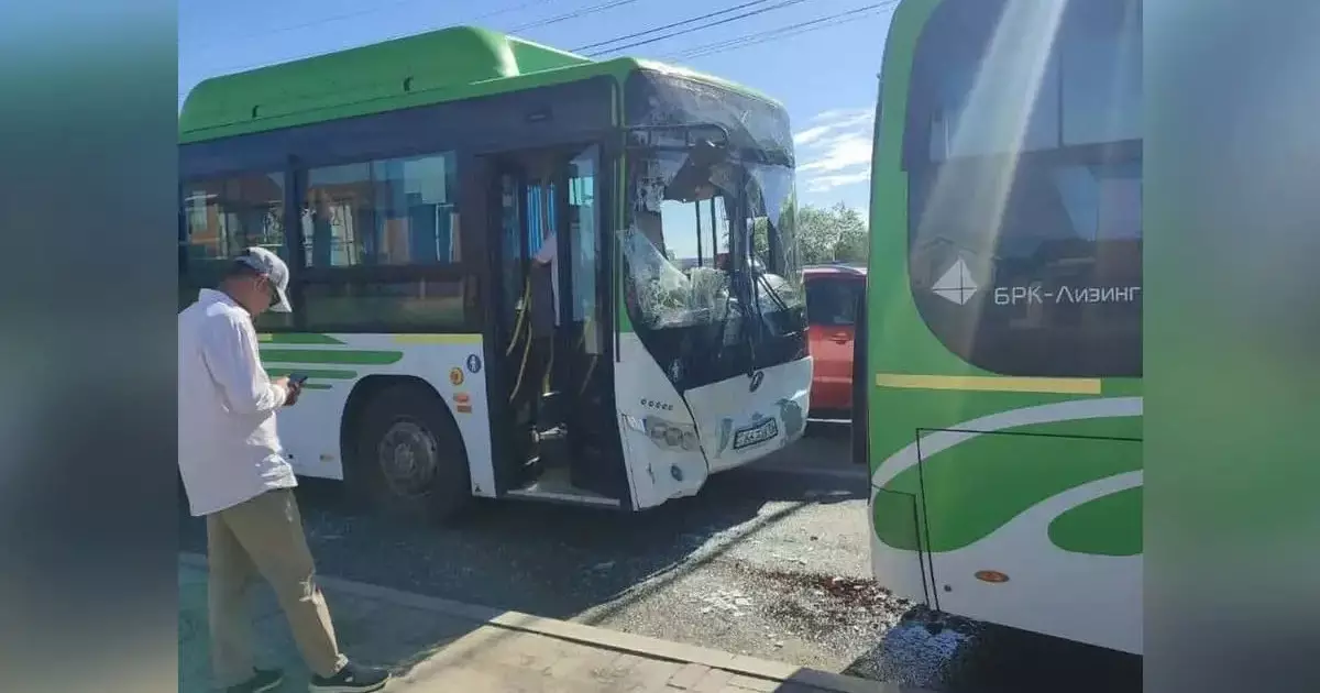  Атырауда екі автобус соқтығысып, алты адам ауруханаға түсті 