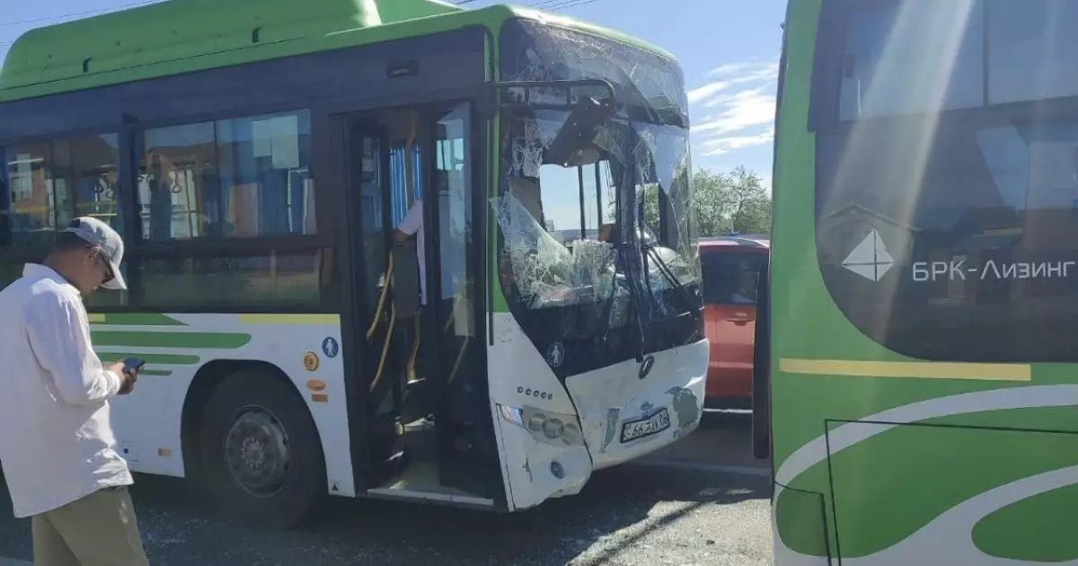   Атырауда екі автобус соқтығысып, алты адам ауруханаға түсті   