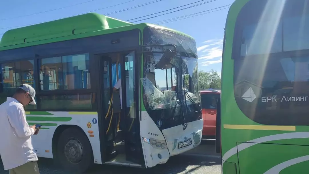 Атырауда екі жолаушылар автобусы соқтығысып, 6 адам ауруханаға түсті