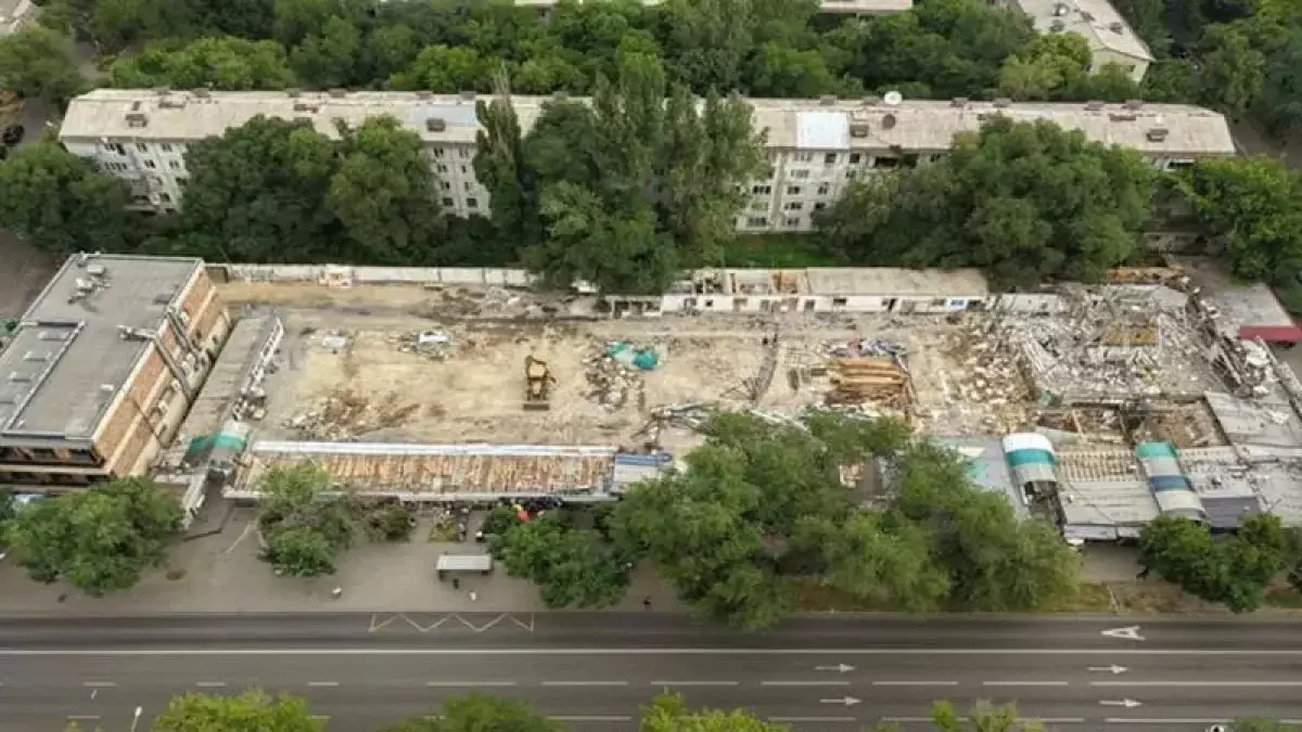 В центре Алматы снесли крупный рынок «Береке»
