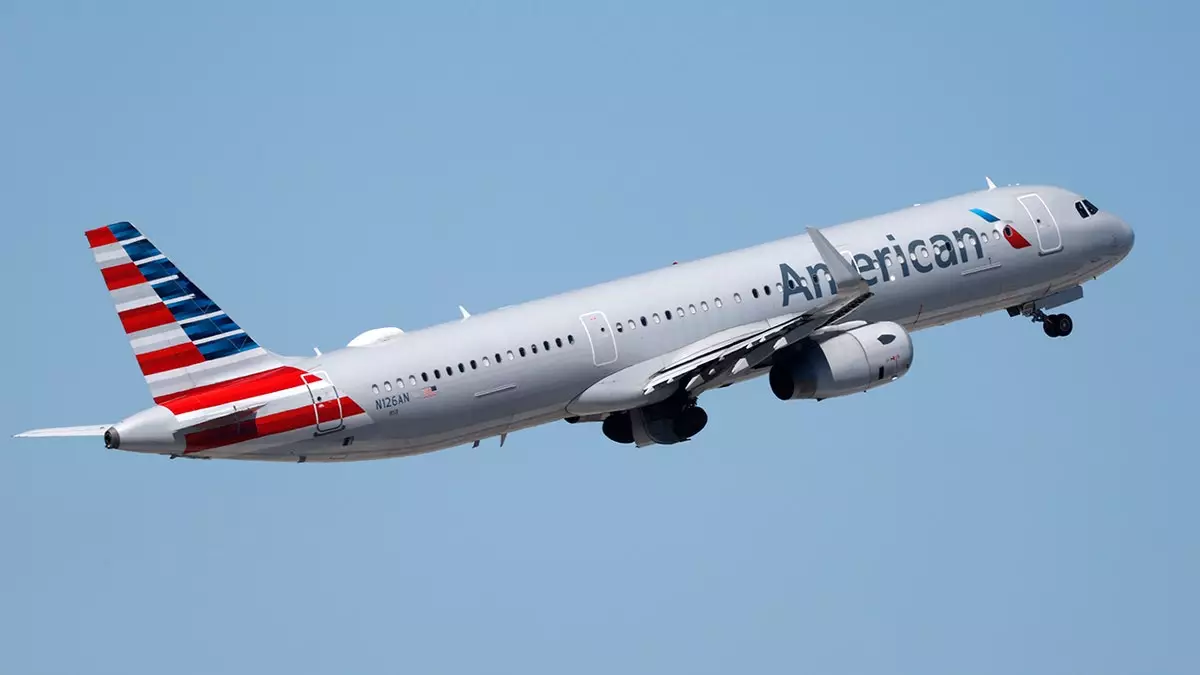 Хаос на рейсе American Airlines: неадекватный пассажир якобы укусил попутчика прямо в воздухе.