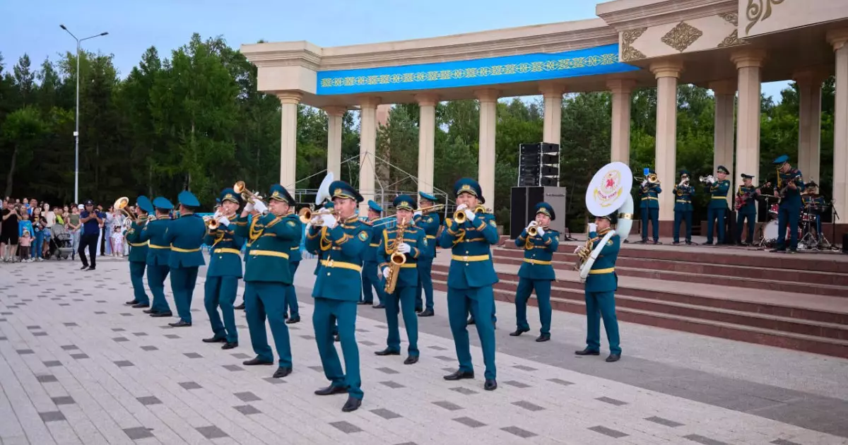  Ұлттық ұлан оркестрі полиция қызметкерлерін кәсіби мерекесімен құттықтады 