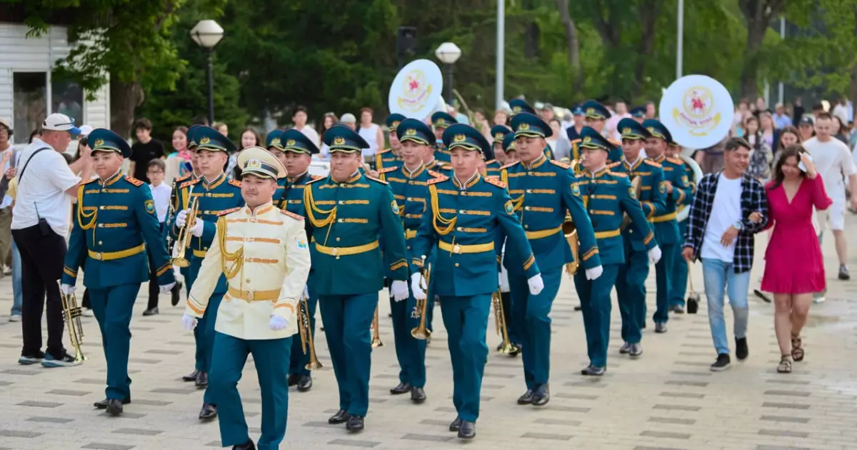   Ұлттық ұлан оркестрі полиция қызметкерлерін кәсіби мерекемен құттықтады   