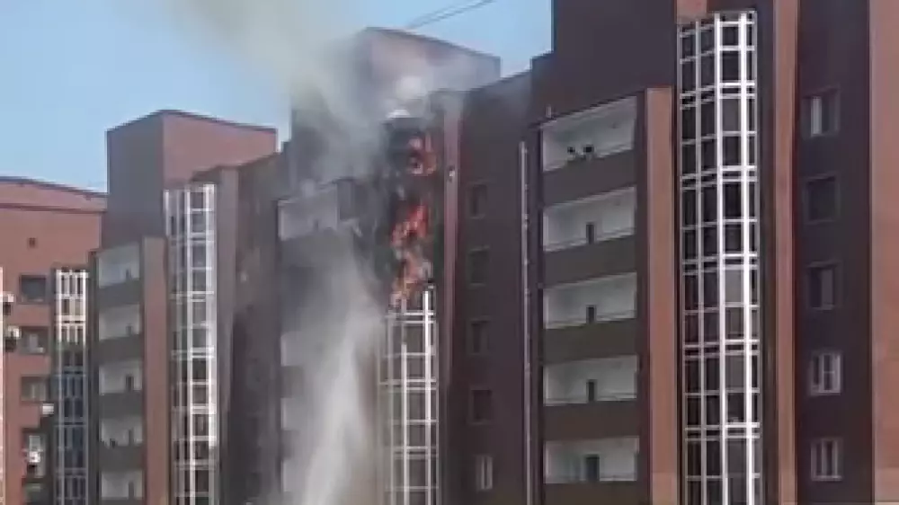 Астанада тұрғын үй кешеніндегі өрт сөндіріліп жатыр