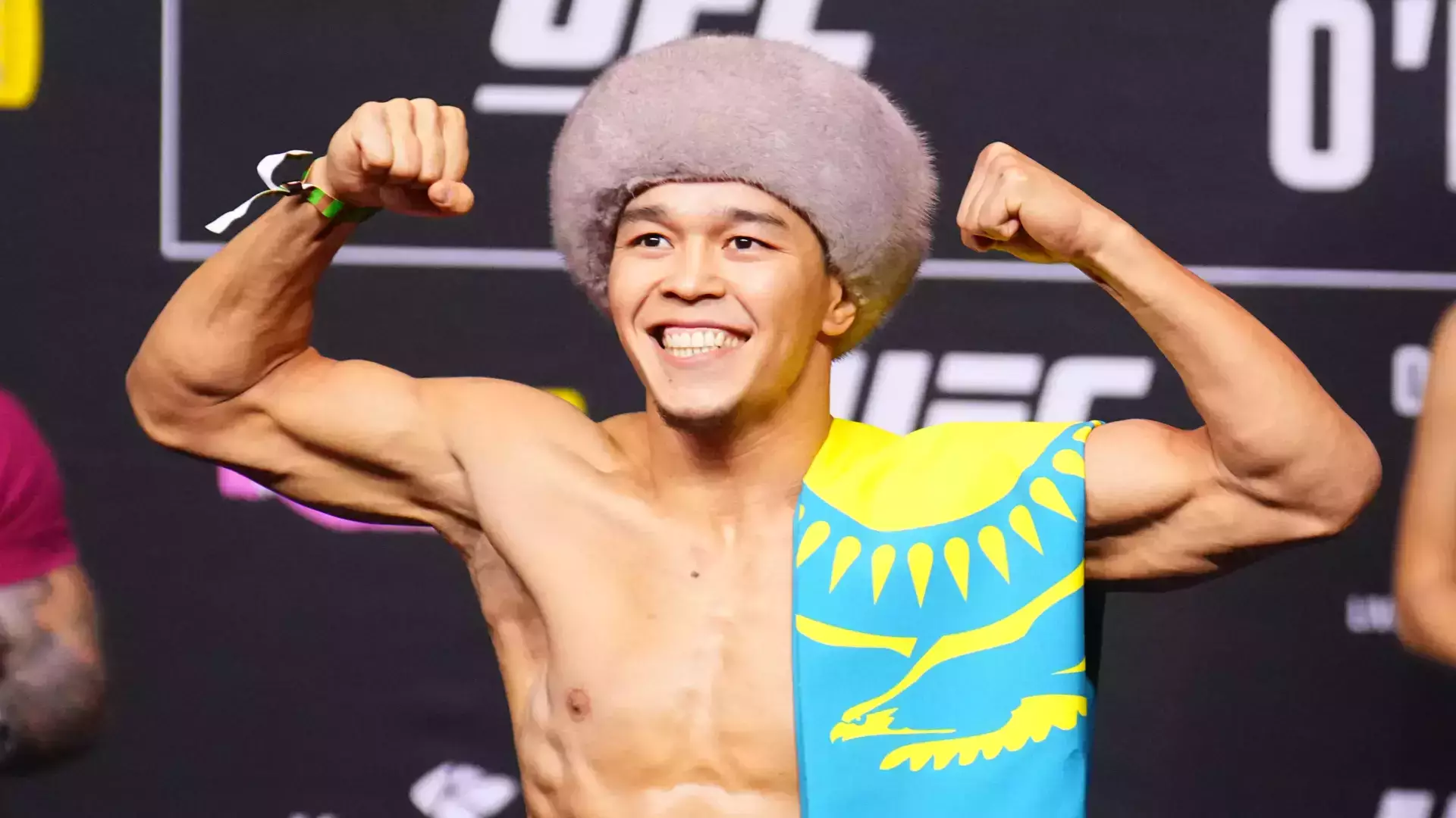 Алмабаев получил разные позиции в новых рейтингах UFC