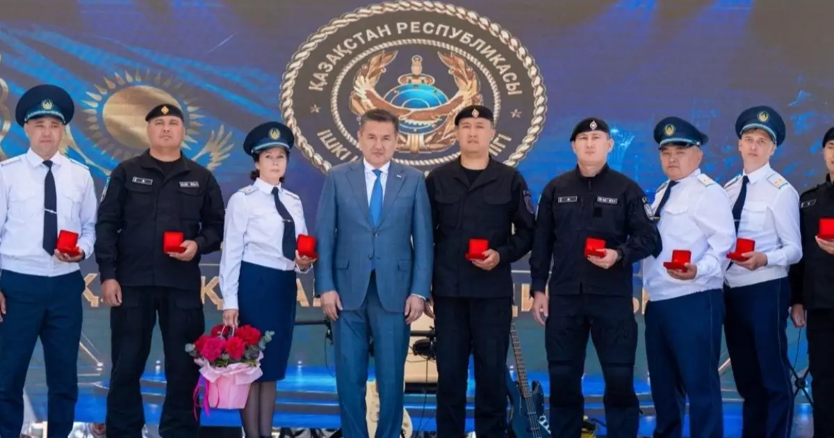  ШҚО-да құқық қорғау органының 10 қызметкеріне баспана кілті табысталды 
