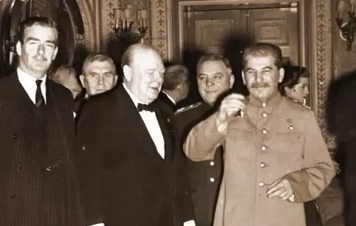 «КСРО халқы «Германиямен жалғыз өзіміз соғыстық» деген мифпен өмір сүрді» — журналист