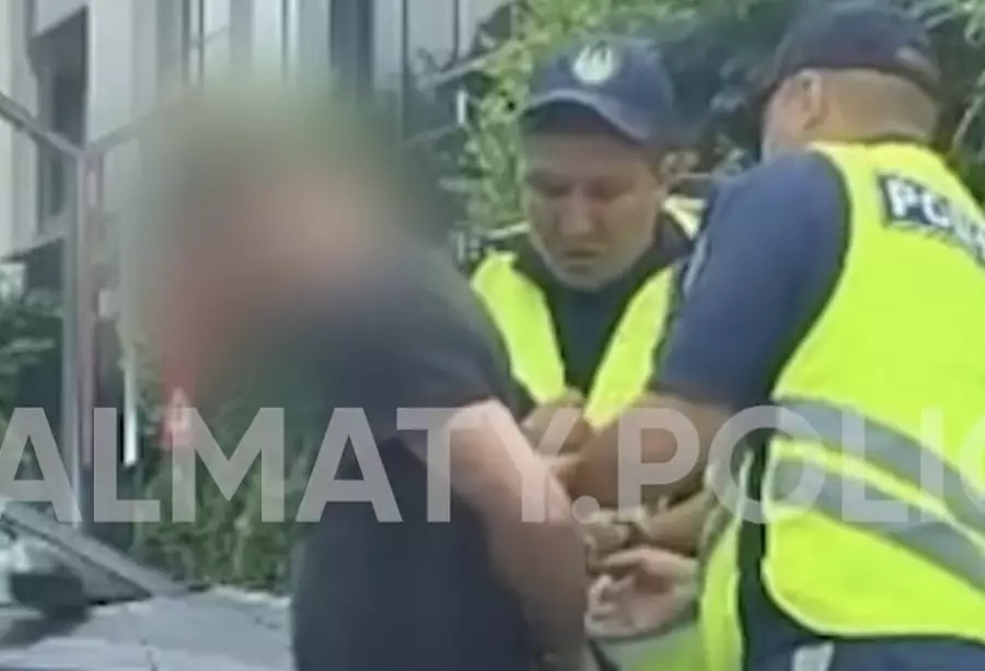 Алматыда ер адам көлік ұрлап, ішімдік ішіп, рөлге отырған