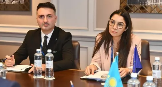 Казахстан будет укреплять связность между Азией и Европой в обход России, сообщает trans.ru.