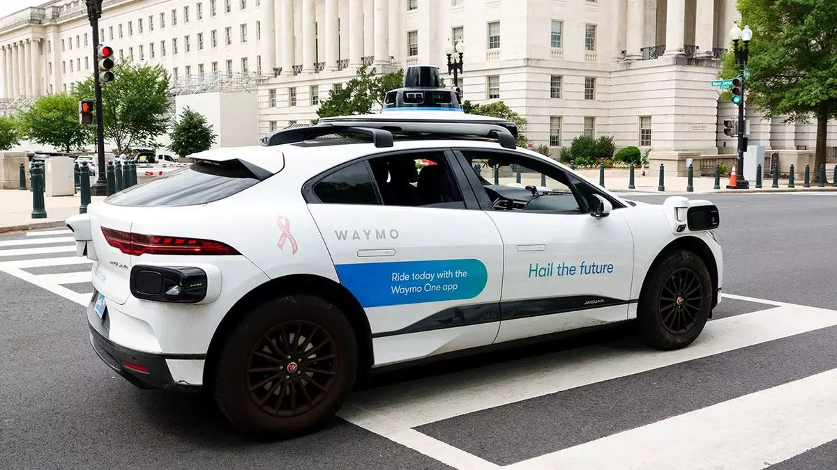 Компания Waymo отзывает свои роботакси из-за риска аварий в зонах дорожных работ.