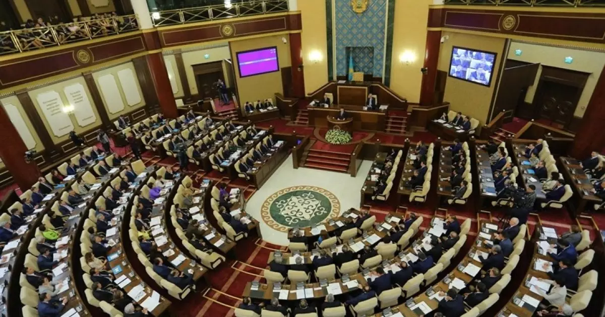  Бірлескен отырыс шақырылды: Парламент жұмысын тоқтата ма? 