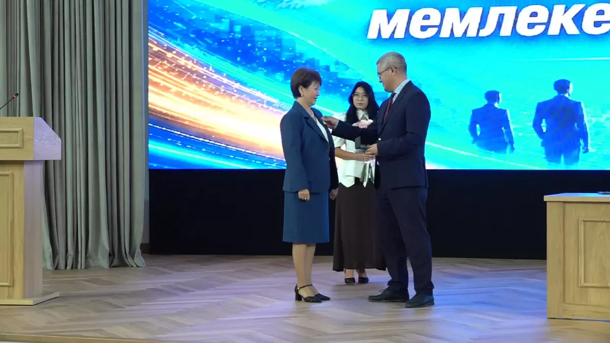 Мемлекеттік қызметшілер күні: Алматыда үздік мамандар марапатталды