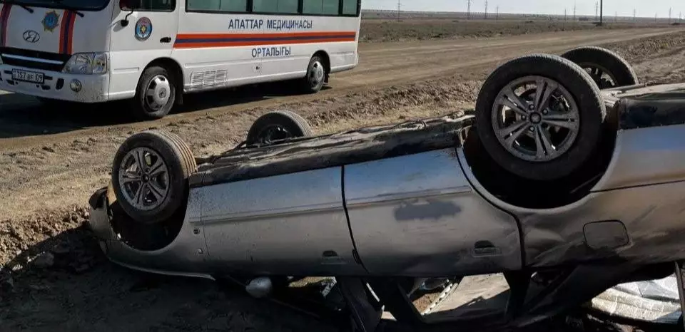 Автомобиль перевернулся на трассе близ Балхаша