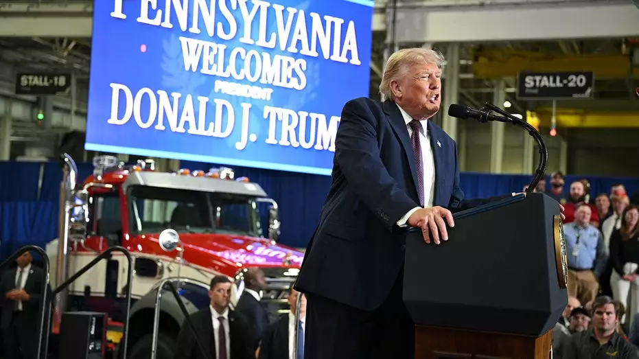 Трамп посетил завод Mack Trucks в ключевом округе Пенсильвании, чтобы продвигать свою экономическую программу на фоне приближающихся промежуточных выборов.