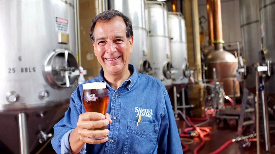 Основатель Samuel Adams заявил, что крафтовые пивовары сталкиваются с трудным рынком, но искусственный интеллект не может сварить пиво.
