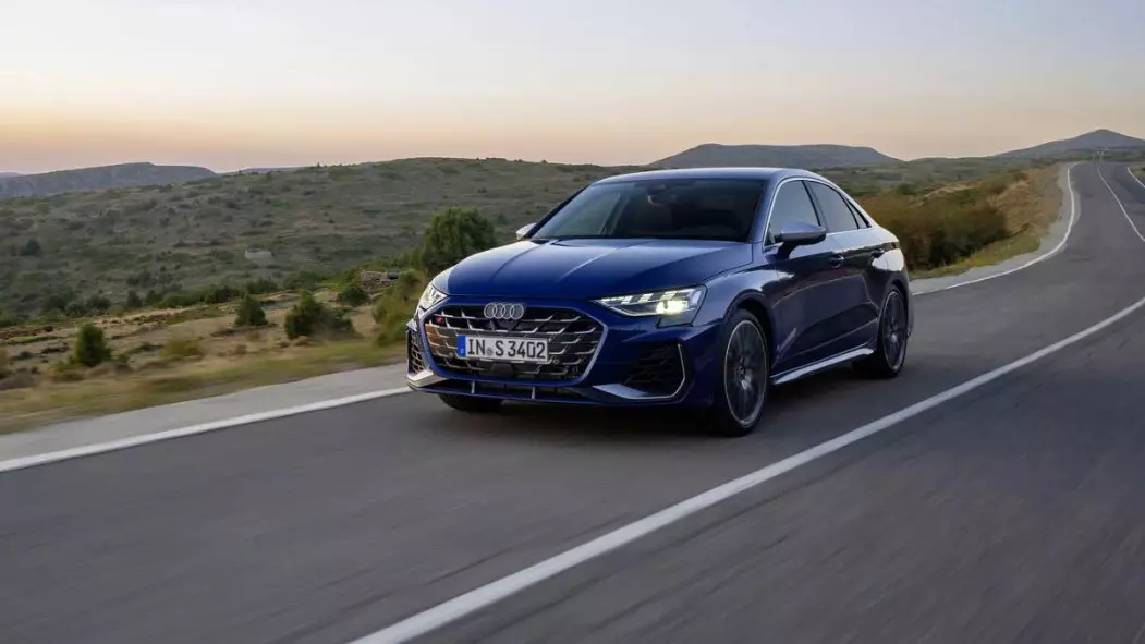 Жаңартылған Audi A3 таныстырылды: көлік бағдаршам алдында өзі тоқтайды