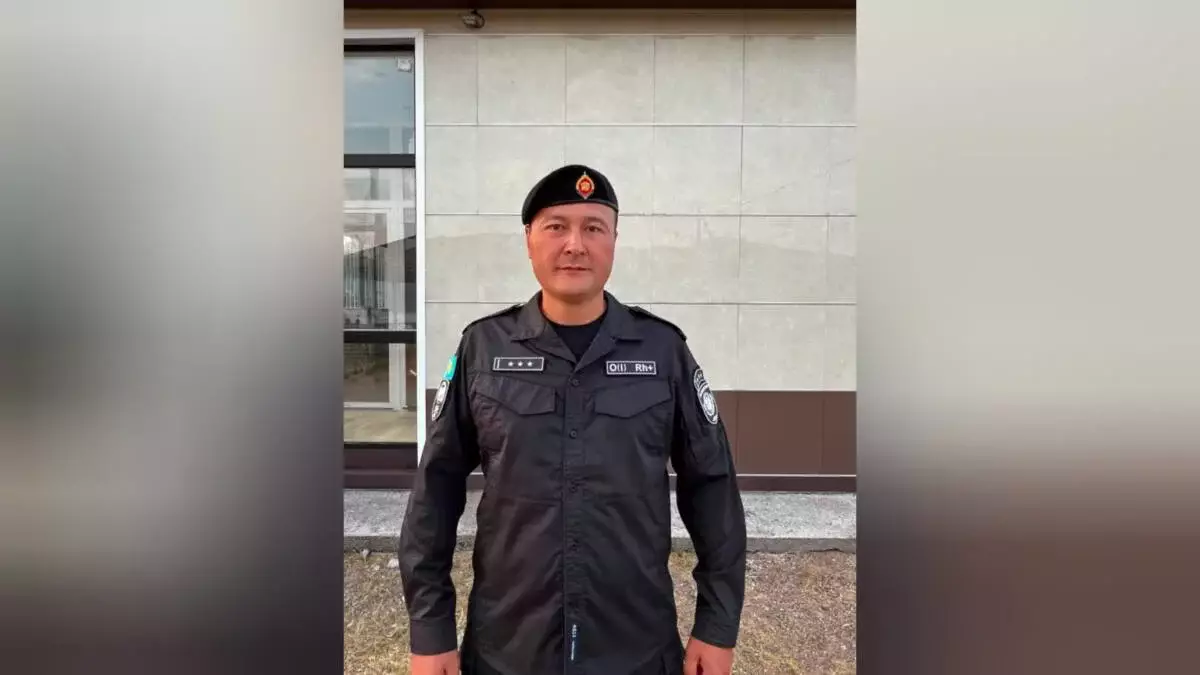Полицей суға батып бара жатқан ер адамды құтқарып қалды