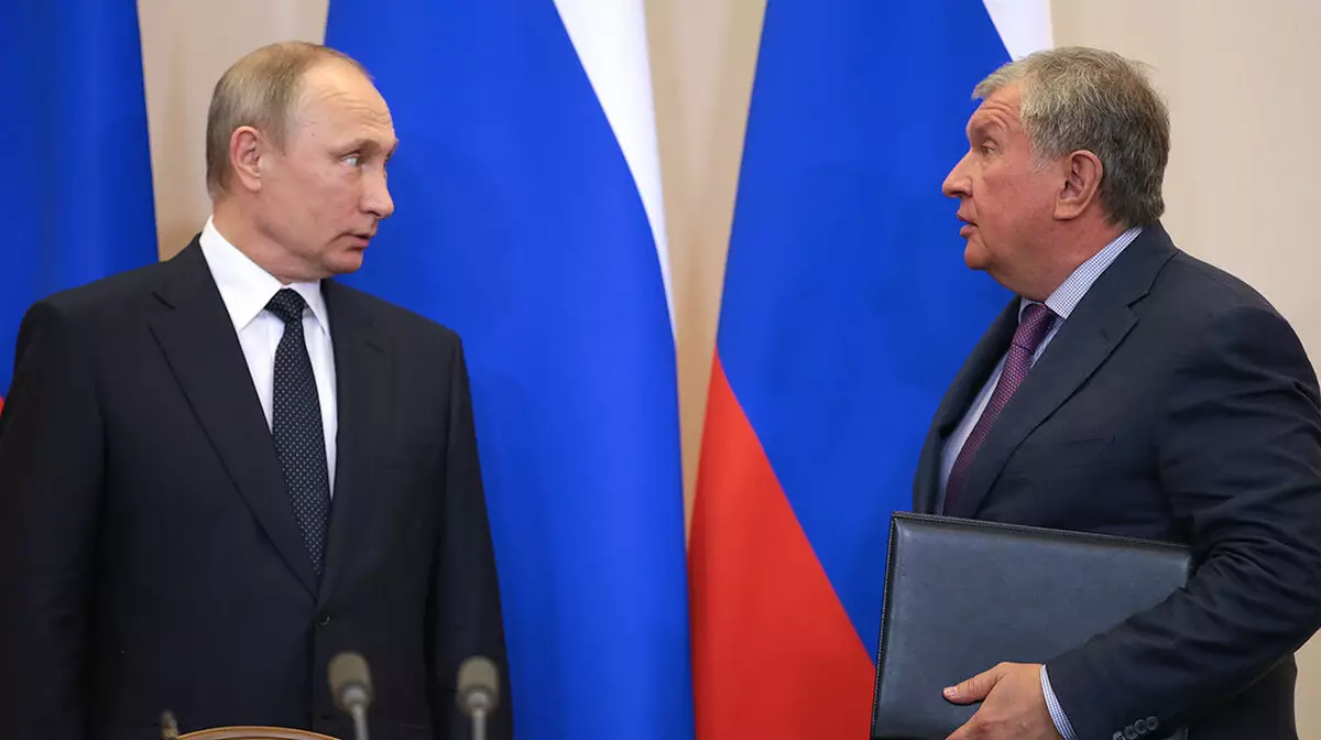 Сечин предложил Путину меры для стабилизации топливного рынка