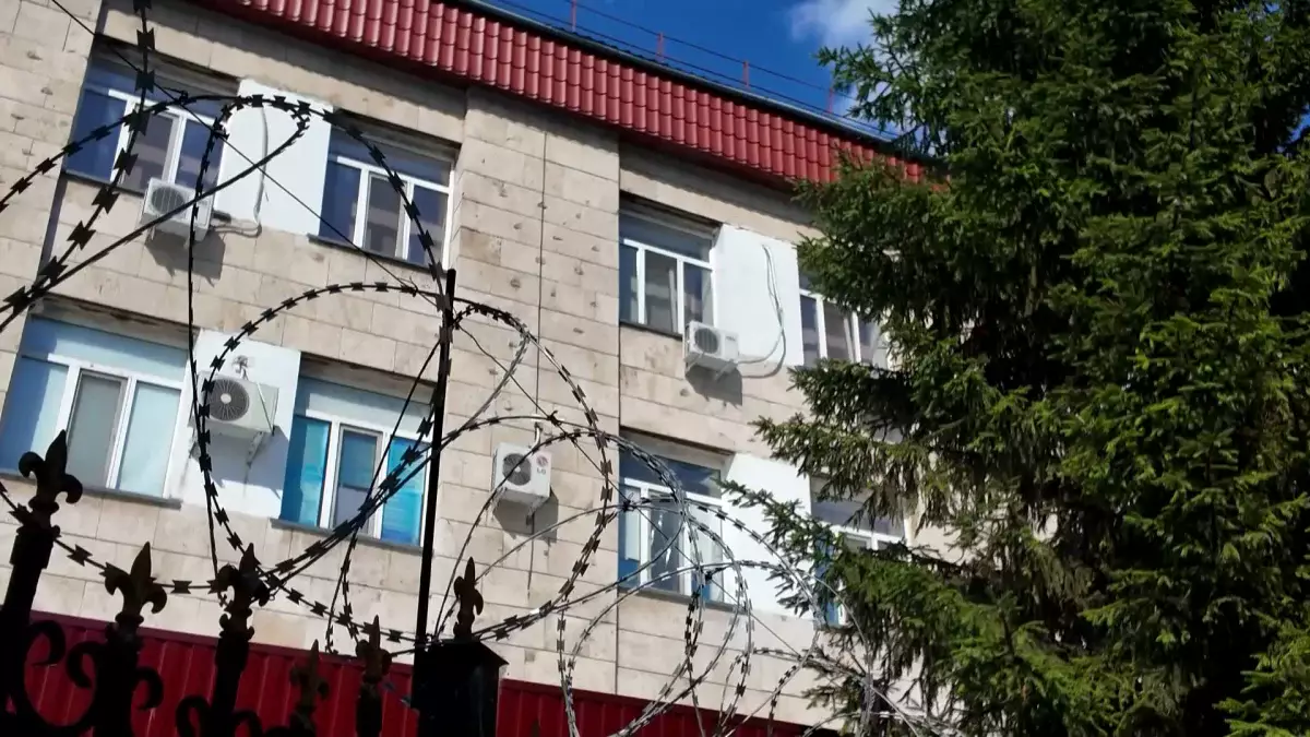 СҚО-да әкесін тепкінің астына алған ер адам қамауға алынды