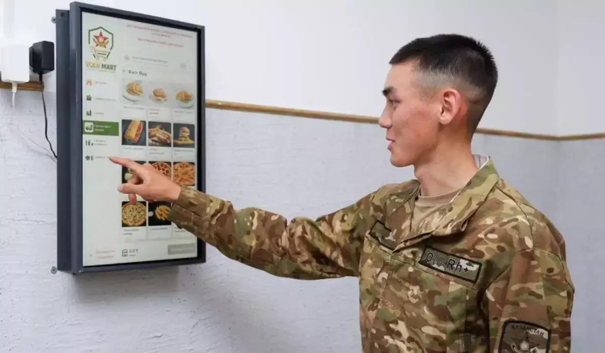 Казахстанские солдаты смогут заказывать пиццу и бургеры с доставкой в воинские части